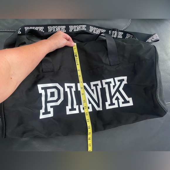 NWOT PINK Victoria’s Secret black large duffle bag weekender with rounded sides - Picture 14 of 15